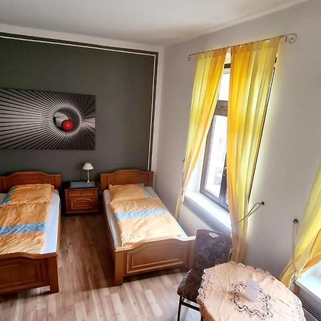 Hotel-Garni "Zum Loewen" บาด ไฟรเอนวาลเดอ ภายนอก รูปภาพ