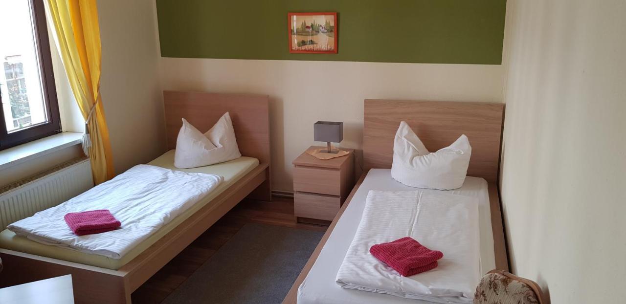 Hotel-Garni "Zum Loewen" บาด ไฟรเอนวาลเดอ ภายนอก รูปภาพ